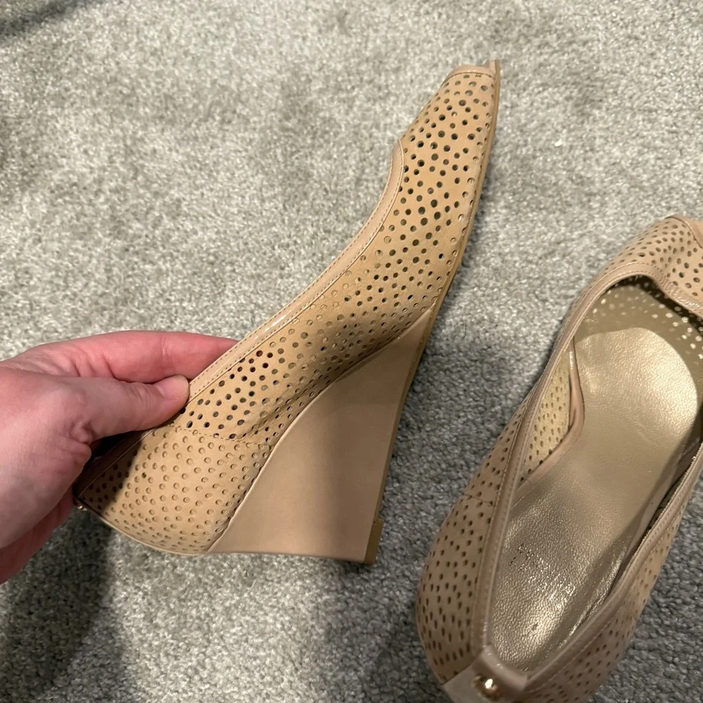 Stuart Weitzman Perfecto Nude Perforated Suede Peep Toe Wedge Pumps Size 11 M - Picture 6 of 10
